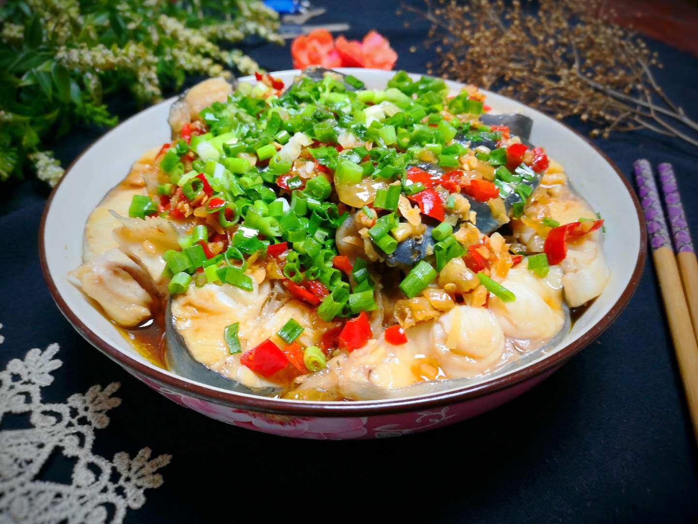 【剁椒蒸鱼】食材:梭边鱼1条,小葱几根,泡椒几根,剁椒适量,蒜3粒,姜1