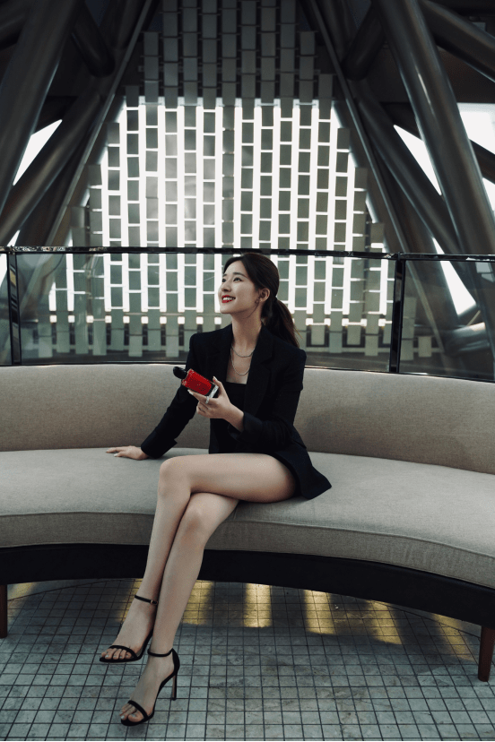 赵露思最新时尚穿搭真让人眼前一亮!