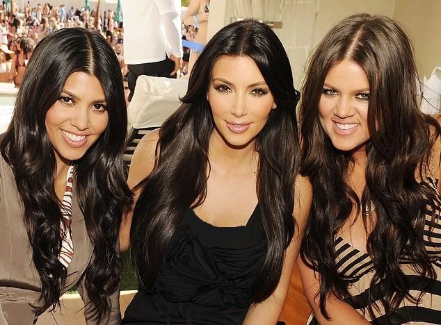 原创卡戴珊三姐妹合体拍大片穿真丝裙露腿比美整容太像难辨谁是谁