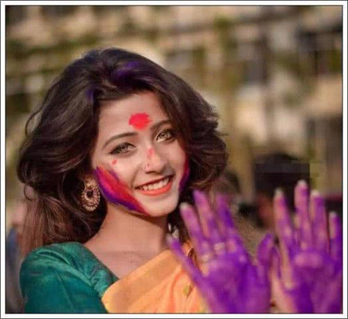 印度女孩因一双"绿眼睛"走红,因长得漂亮,丈夫不准她单独出门_手机