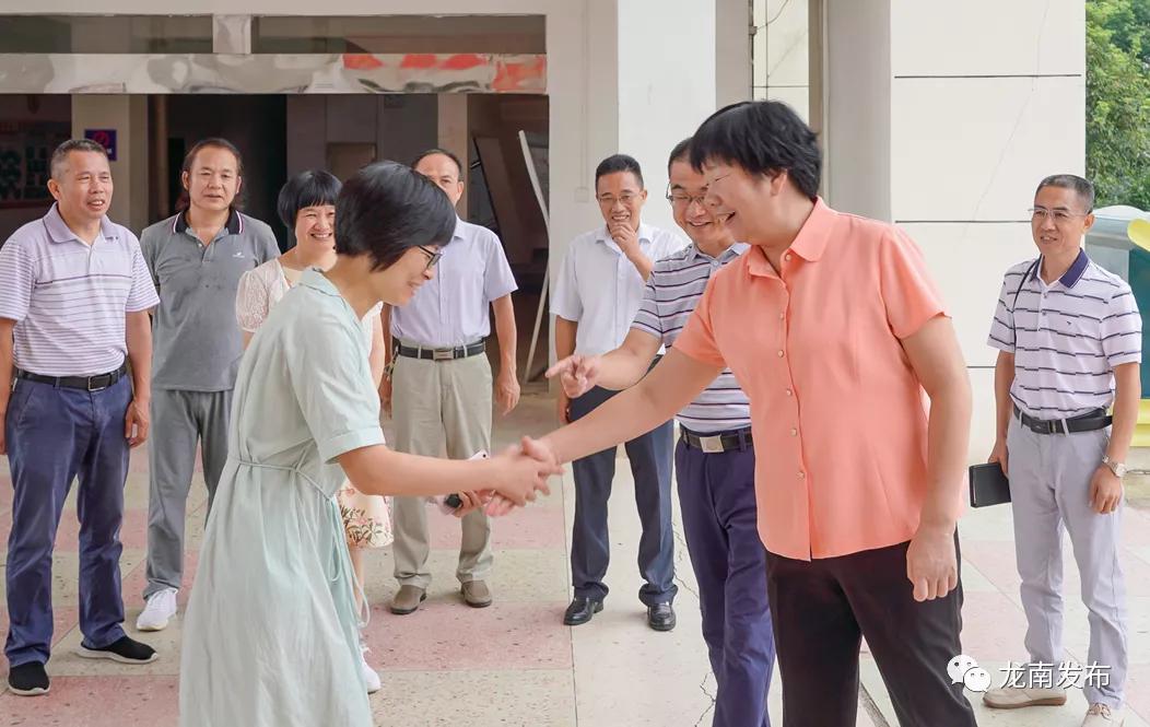 缪兰英一行在市第一公立幼儿园了解老师工作生活情况.