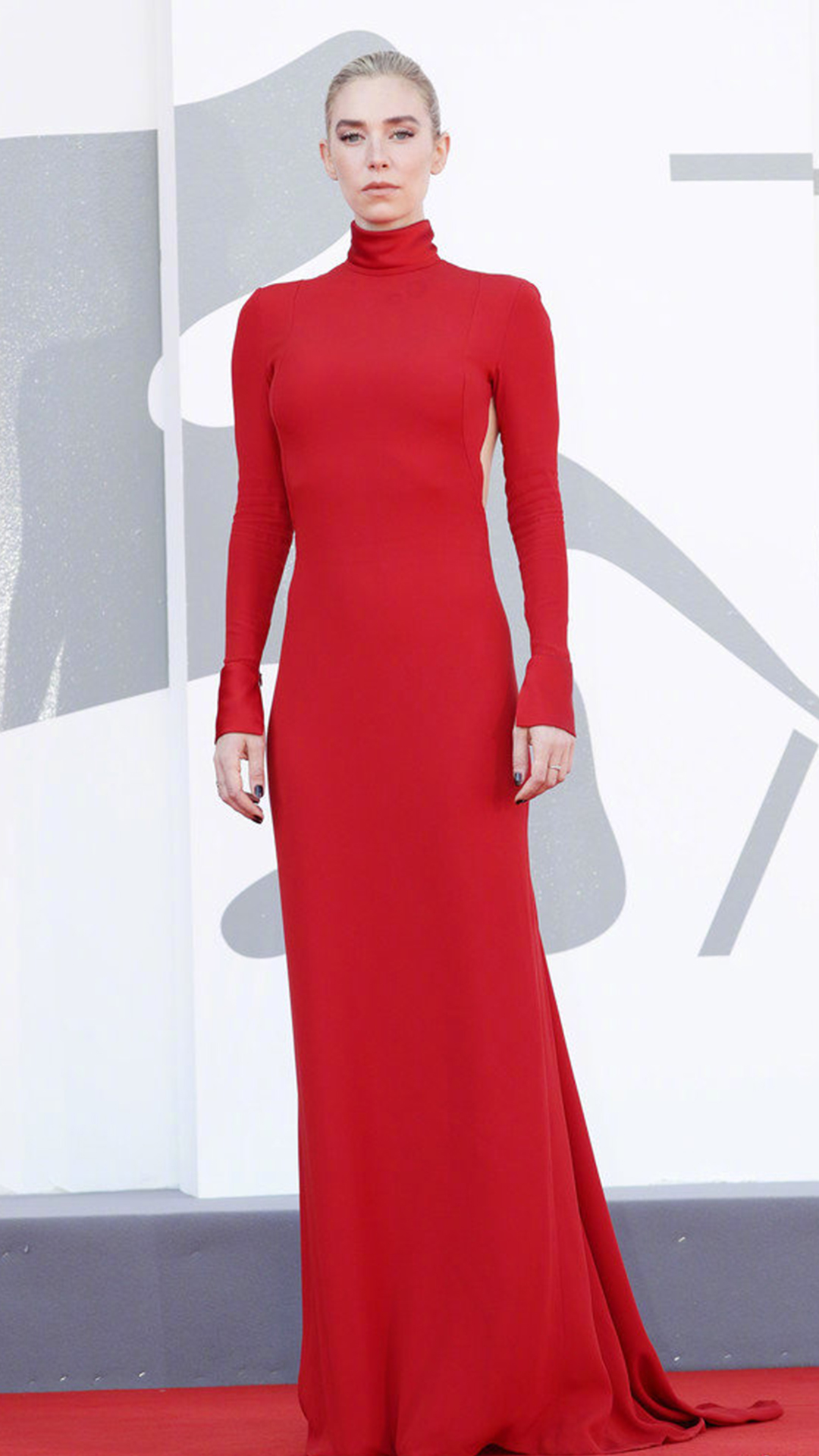 美艳红裙强大气场的凡妮莎柯比