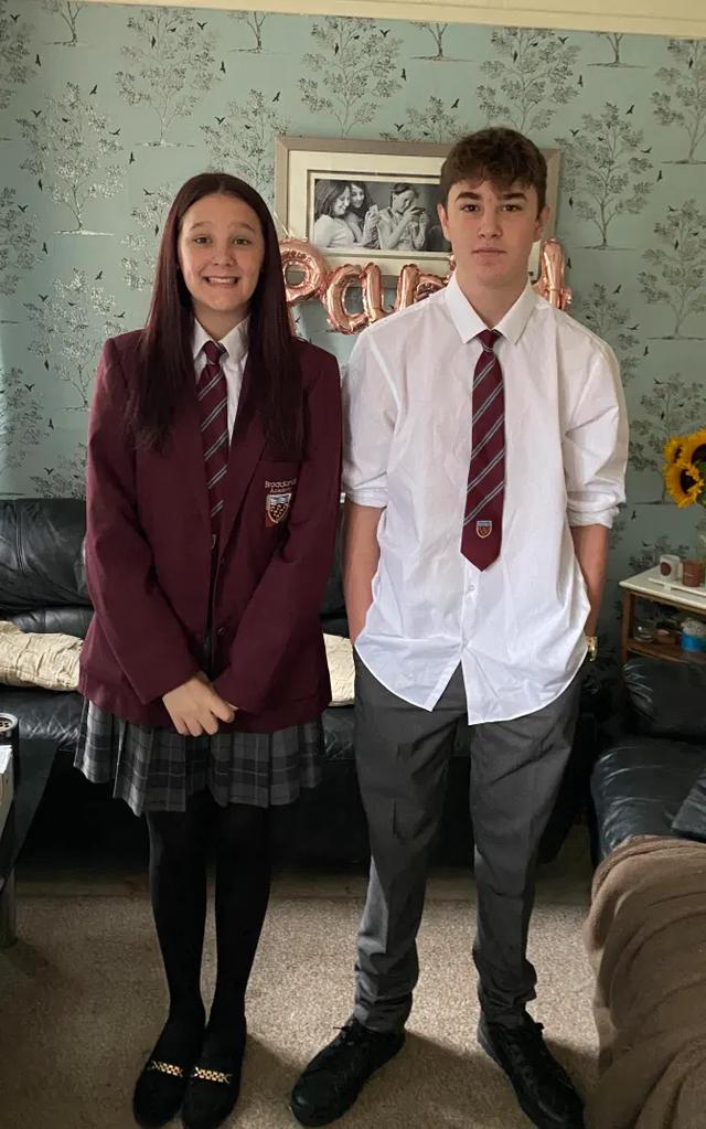 因为穿了双旧鞋子,英国女中学生被赶回家,家长认为学校规定荒谬