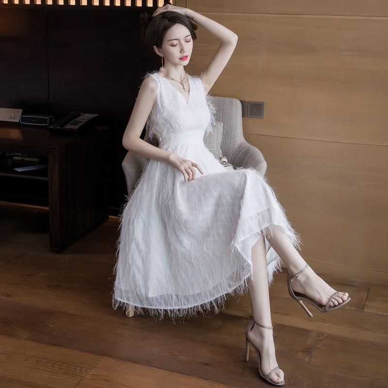 纯白色连衣裙搭配时尚高跟鞋,清凉优雅,清纯感十足