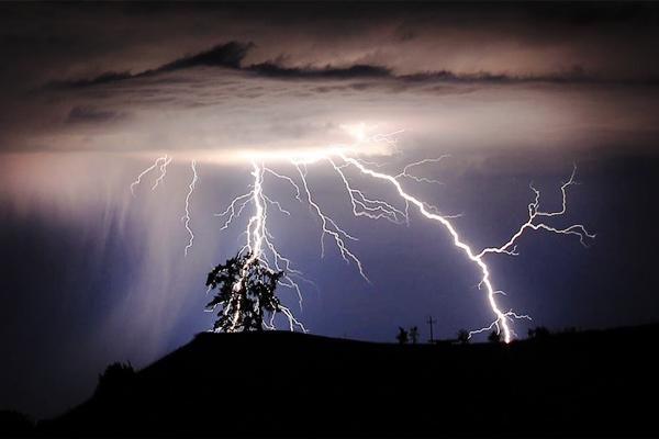屋漏偏逢连夜雨印度遭遇极端雷电天气每2小时就有一人被劈死