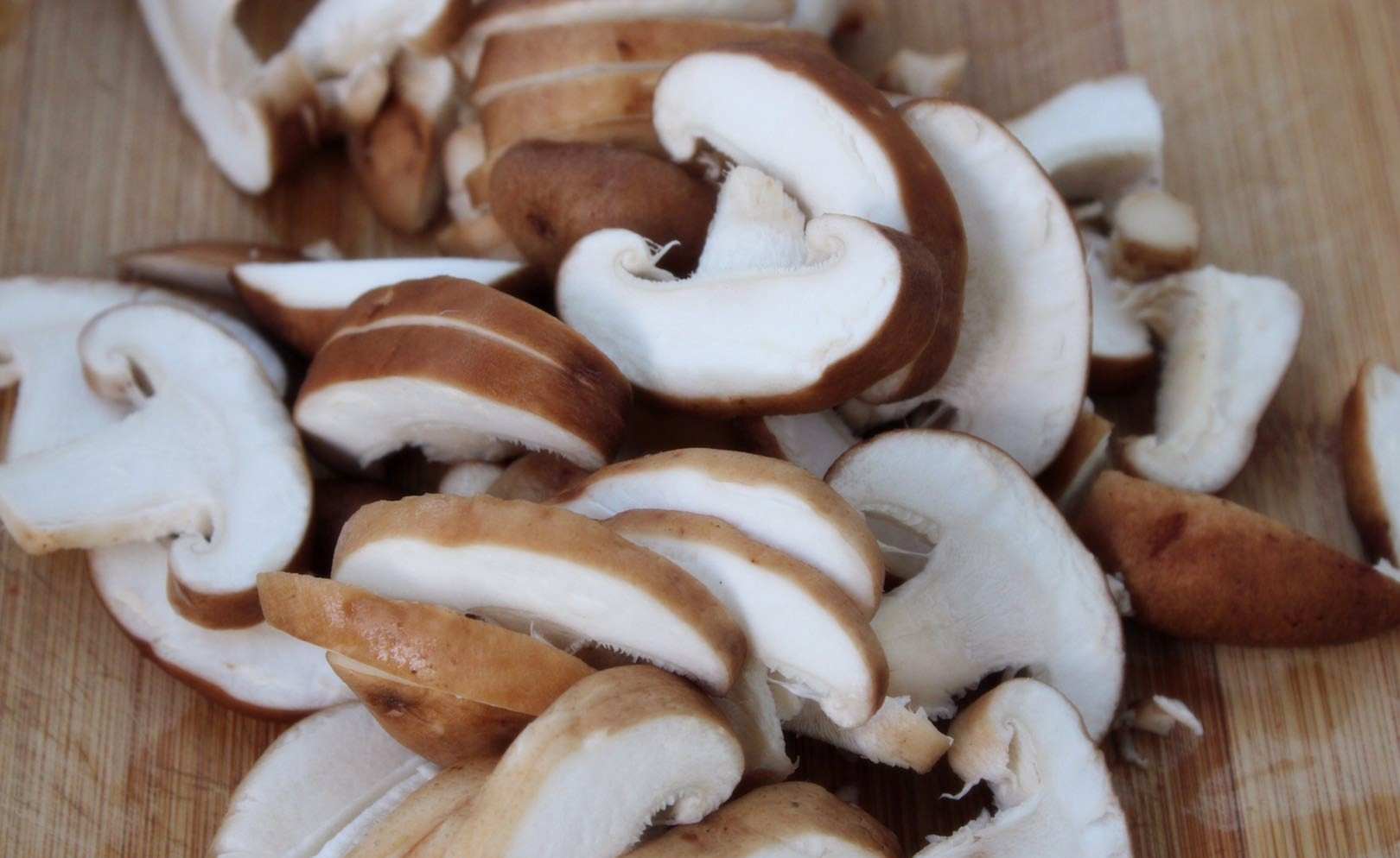 5,锅中加点食用油,等油温升高后将香菇片放进去翻炒一会.