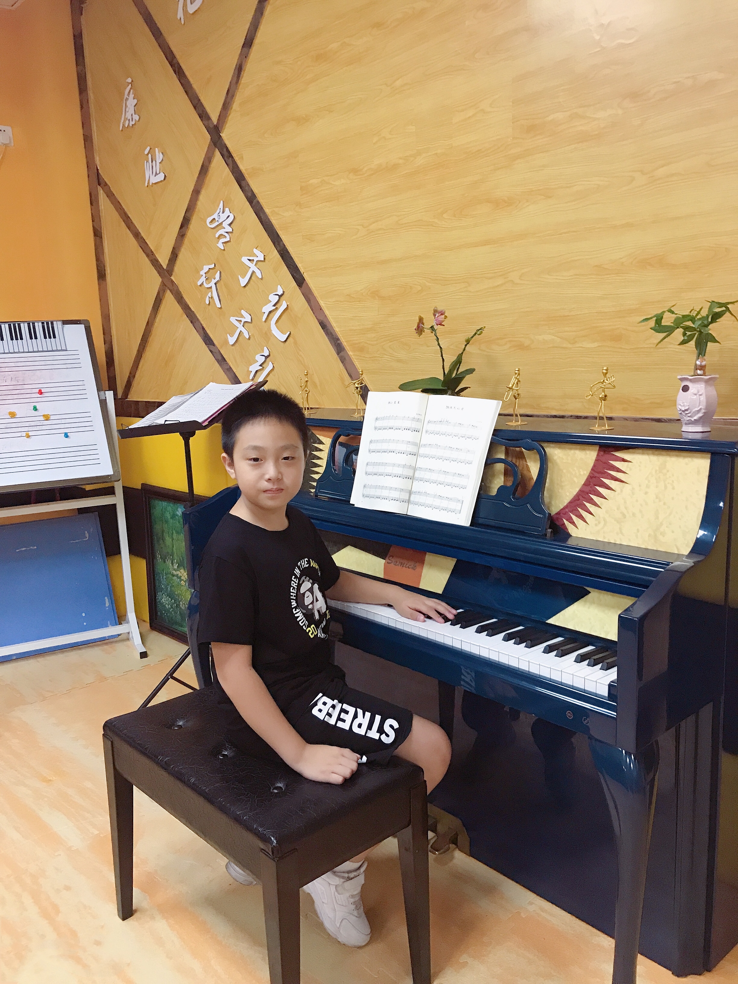 弹钢琴的儿童手高清摄影大图-千库网
