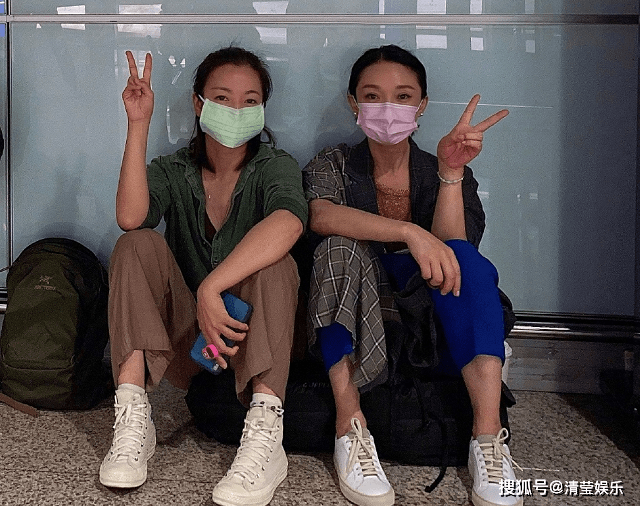 周迅与阿雅坐等机场等待登机,双双席地而坐衣着简陋,被嘲保洁阿姨暴露