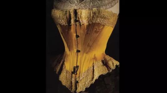 原创历史上堪比裹脚的陋习破坏器官的束腰和让人害怕的黑齿