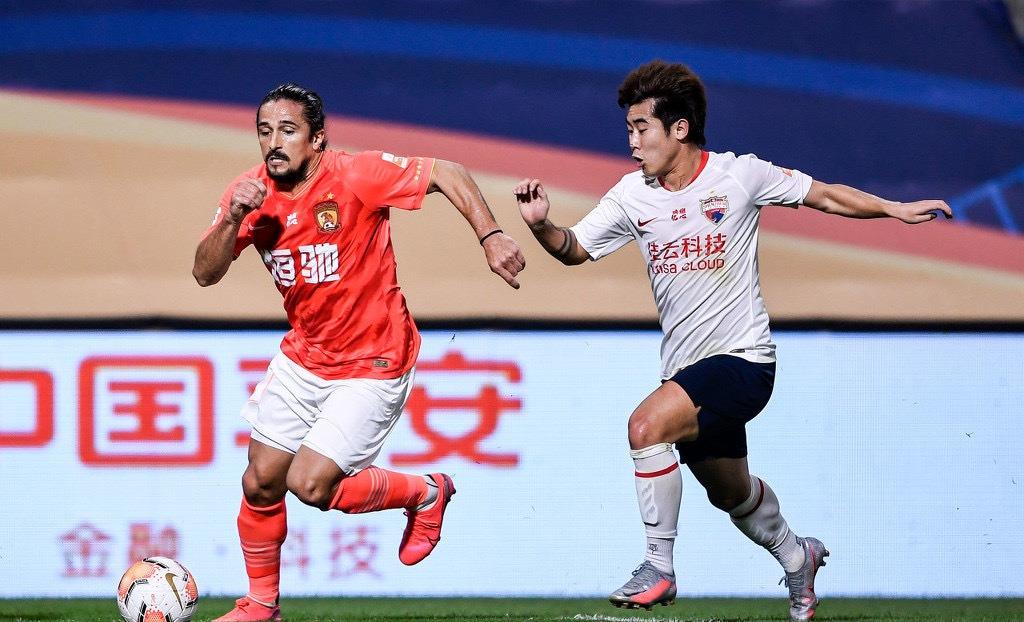 洛国富恒大首秀状态差但精神力十足,他最需要的是理解和时间