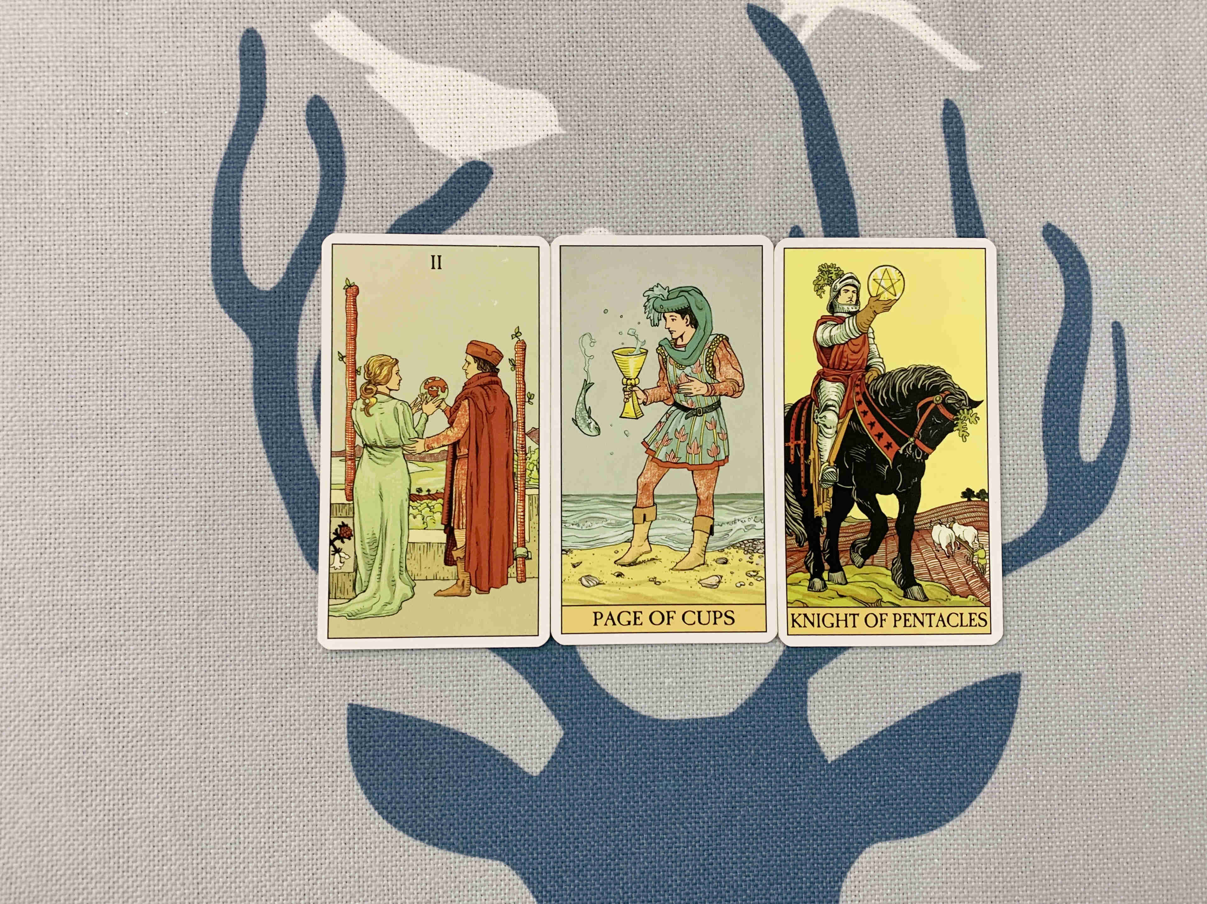 第三组: 权杖二,圣杯侍从,星币骑士