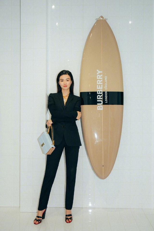 原创49岁范文芳身材没得挑,西装配短裤秀出"豆腐腿",自信又大方