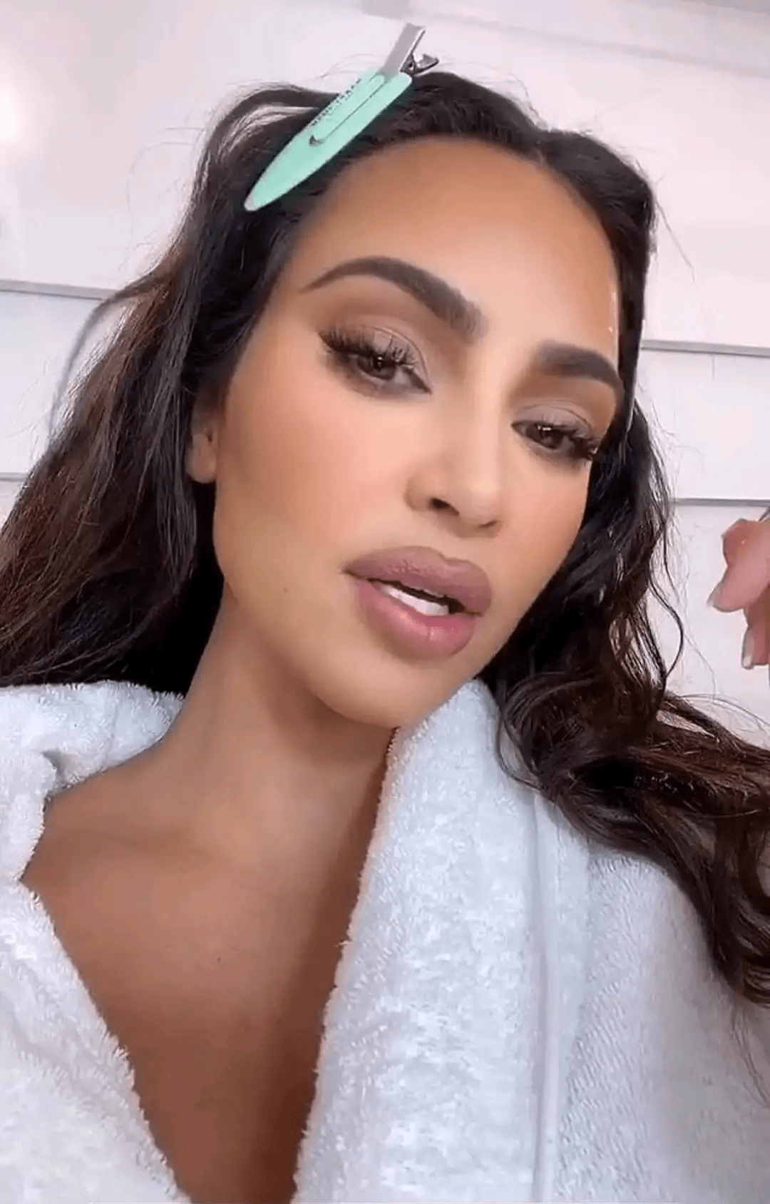 金·卡戴珊新动态,穿睡衣分享美妆,让人感慨底子真好