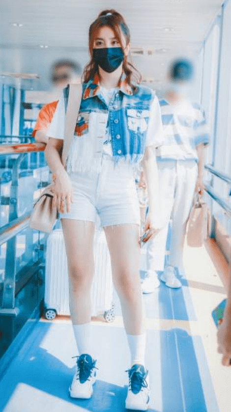 原创金子涵又"胖出新高度"?看她穿上白袜后的腿,粗到简直没眼看