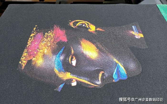 服装印花企业应用数码白墨直喷印花机的优势