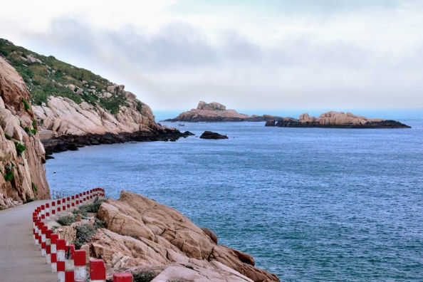 这座岛屿就是在舟山当地小有名气的青浜岛,在当地的东极镇内.