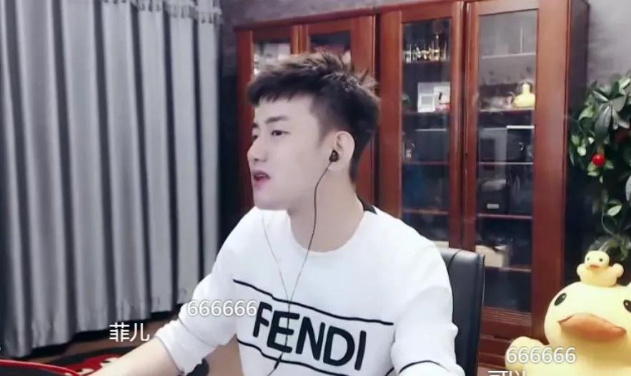 阿哲和大衣连麦,粉丝也劝他也弄个这种大的led屏,也算是多一个直播