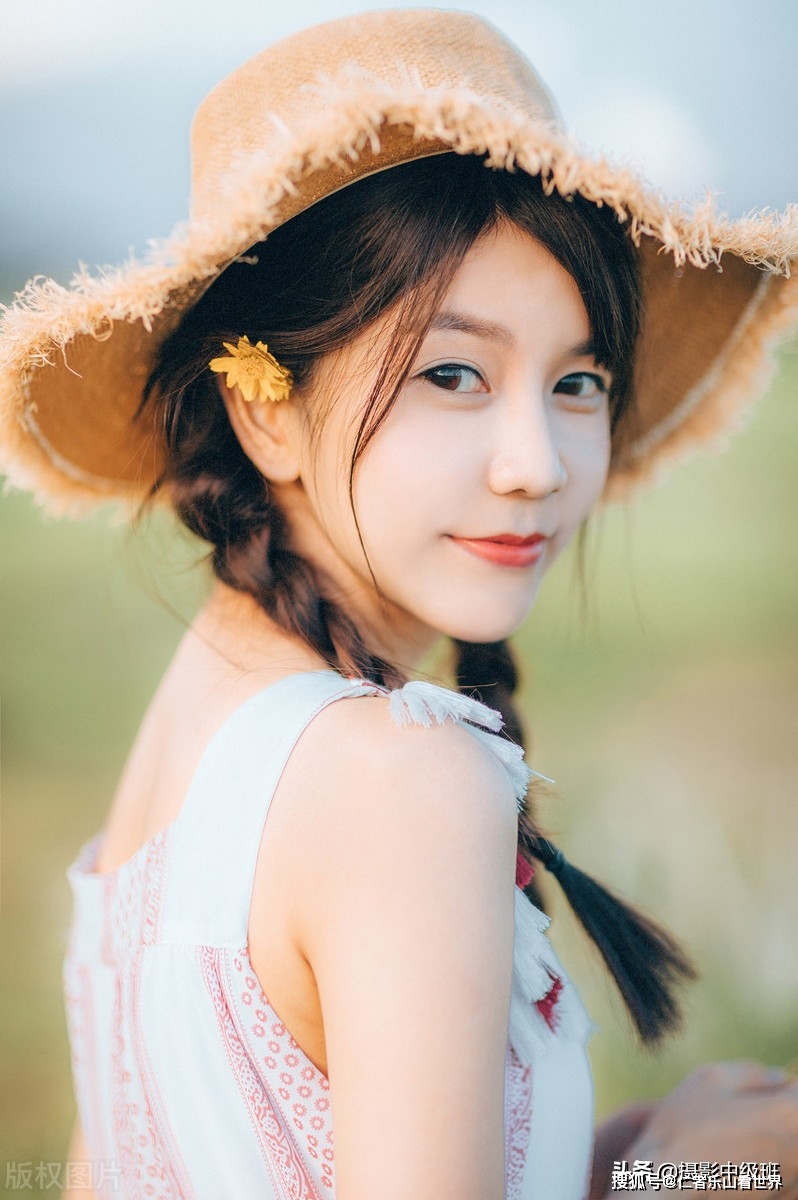 人像摄影的每个摆姿都是来自于生活,拍的就是某人做某事时的最美瞬间