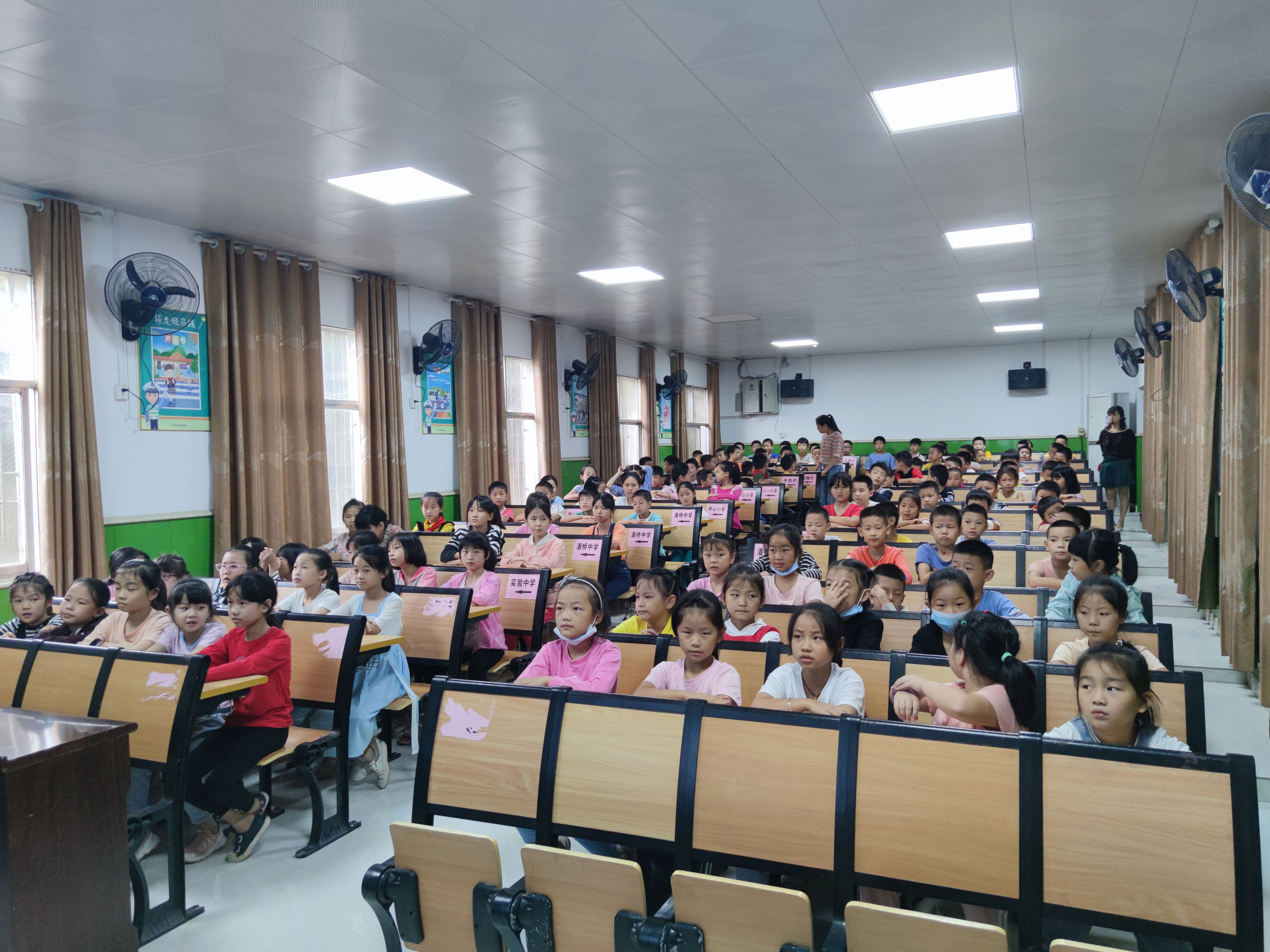 阳新交警进白沙中心小学开设"开学第一课"交通安全知识讲座