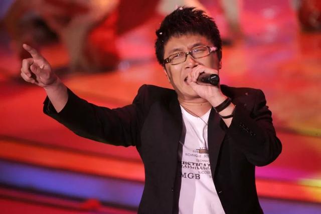 凭《两只蝴蝶》赚2.4亿,走红后看不起刘德华的庞龙,现状如何