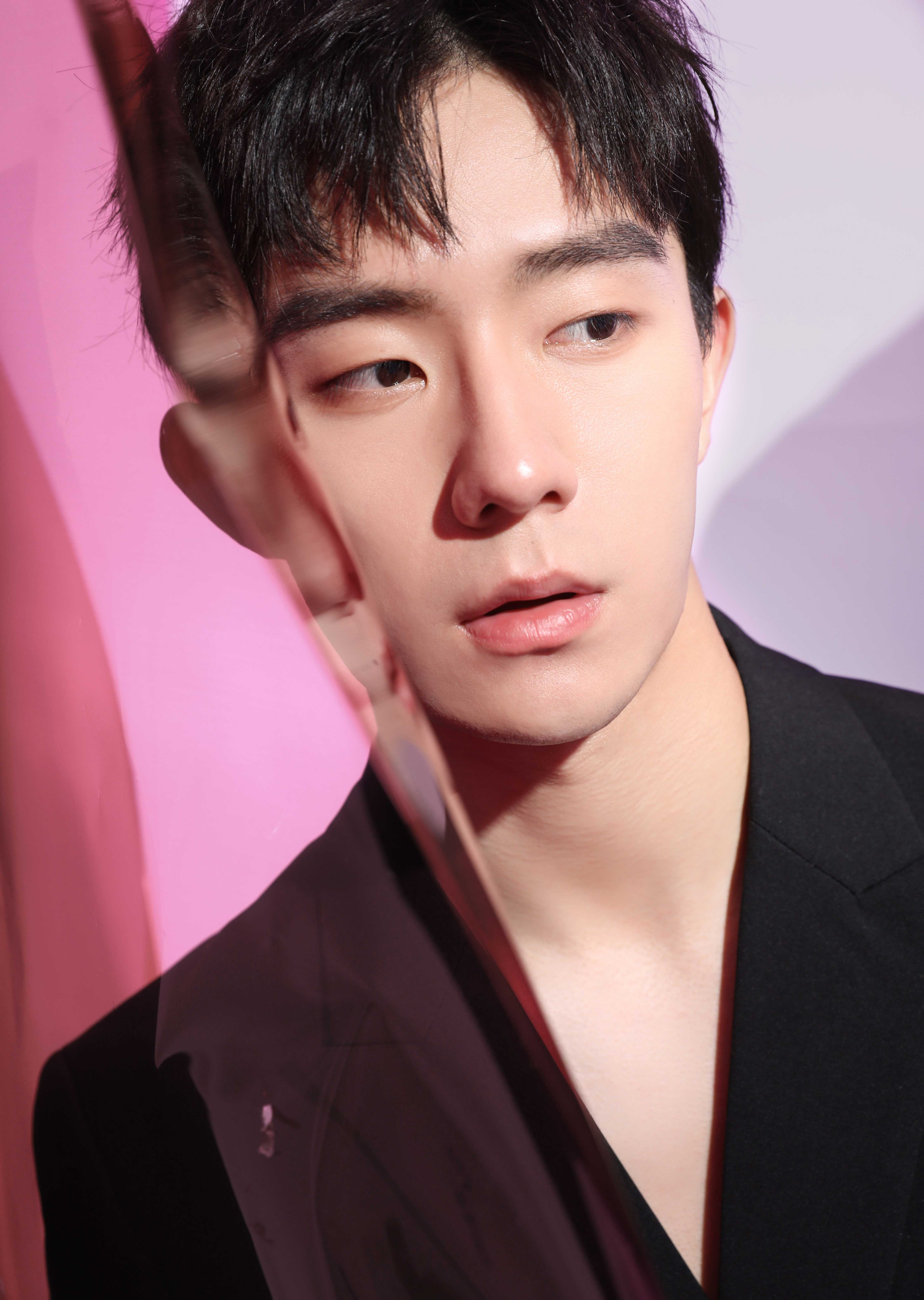 坏水娱乐 09-13 22:31 订阅 演员郑好最新一组粉色光影大片曝光,氤氲