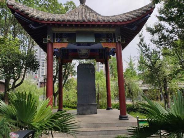 圖為《瀧岡阡表》,拍攝於永叔公園.