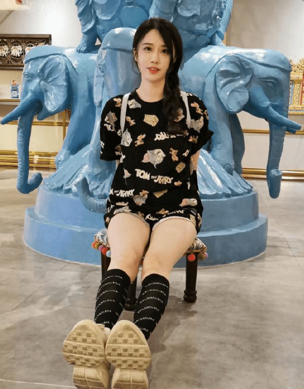 轩子巨2兔长腿没了复出失败摄影师跑路黑色小腿袜被吐槽