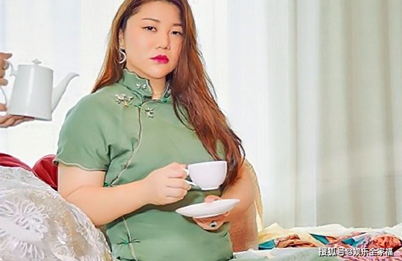 杨天真无惧肥腻,高调晒旗袍照,浑身赘肉紧绷,名牌包包堆满地_生活