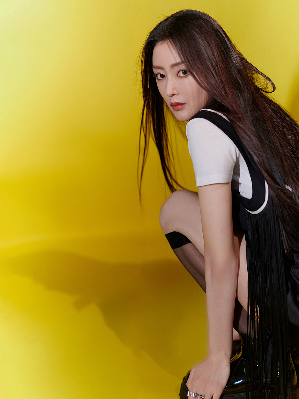 张天爱最新美图曝光 流苏短裙秀漫画长腿