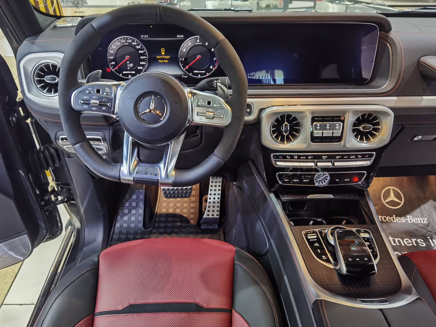 奔驰g63内饰的整体设计更加现代化,中控台配备了12.