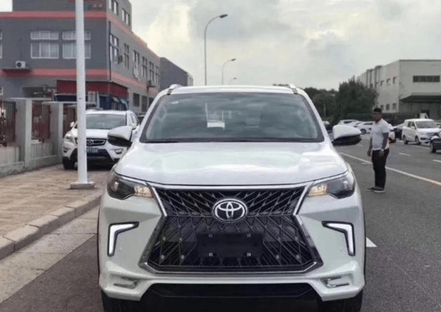 2021款丰田穿越者比帕杰罗还帅气245牛米预售26万