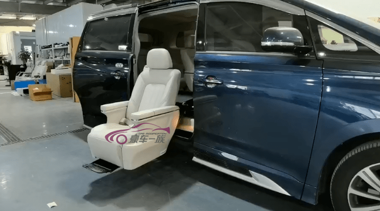 传祺gm8加装福祉座椅旋转升降座椅让残障人士无障碍出行