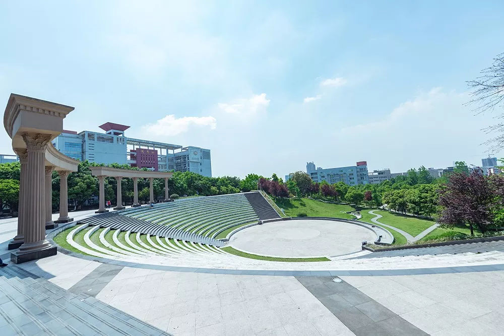 在这个城市读大学,不比北上广差,大学有强大实力和迷人风景