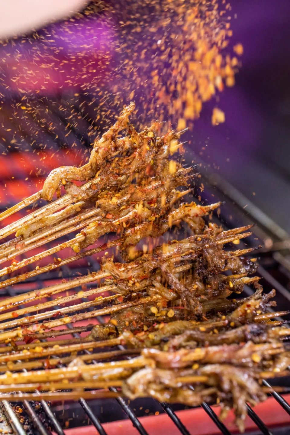 就在今天火爆成都的卤味烧烤来了老板孙艺洲亲自到场