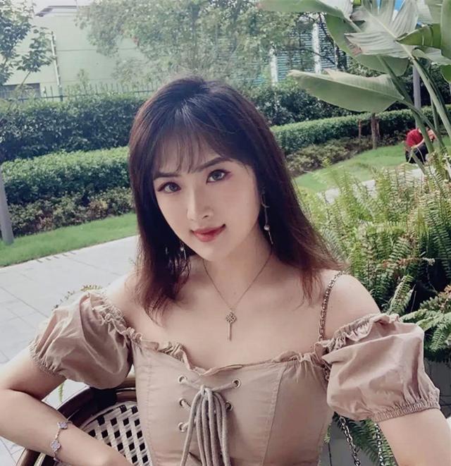 任正非小女儿进军时尚圈?一袭华服登名媛杂志,星光闪耀站c位_身材