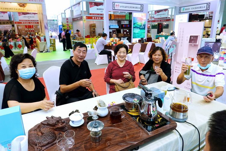 一群羊楼洞茶场老知青 茶博会上 品茶叙往昔 欢聚忆青春 共享幸福时光