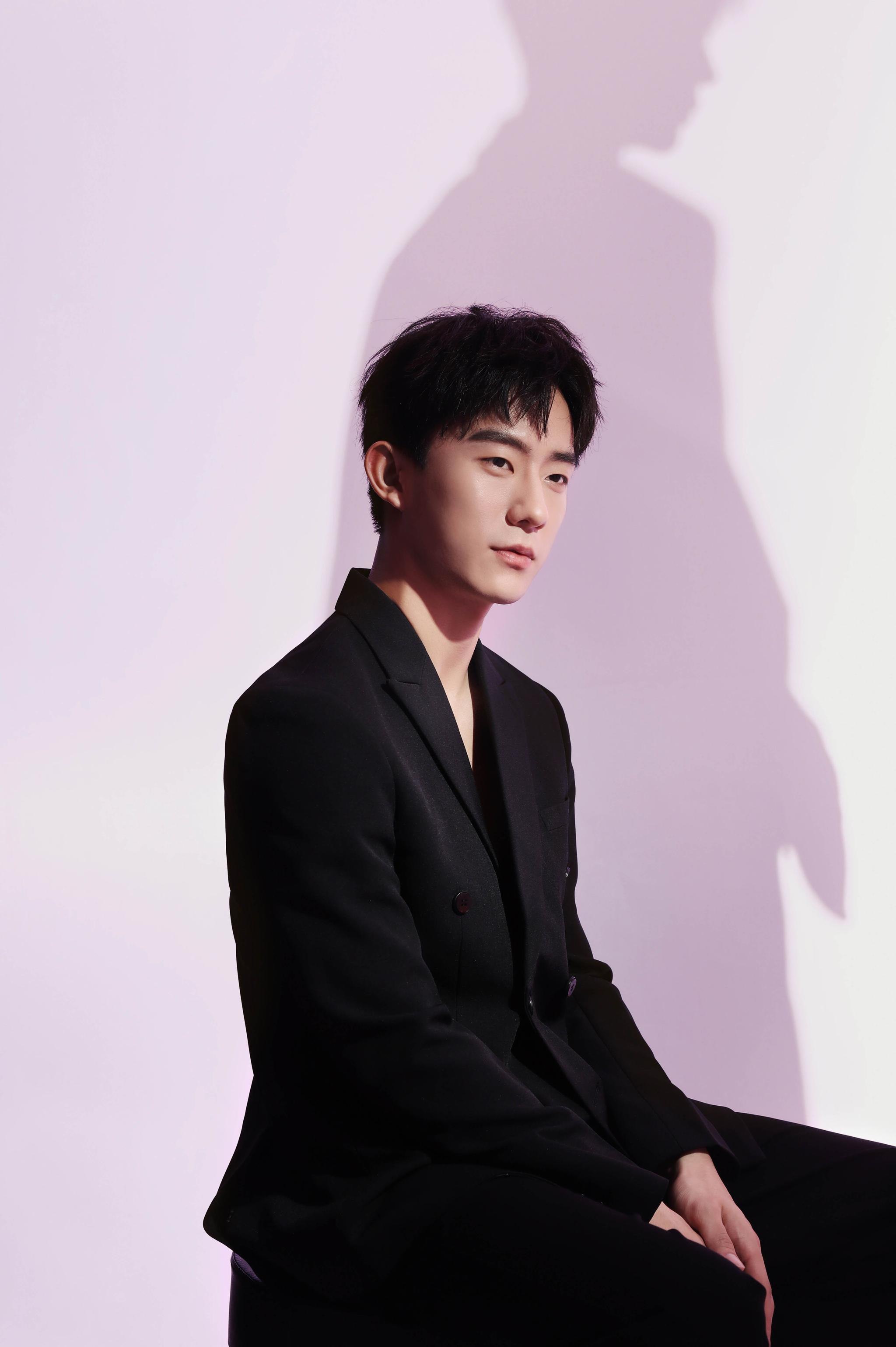郑好粉色光影大片曝光纯黑西装温润雅致彰显少年独特气质