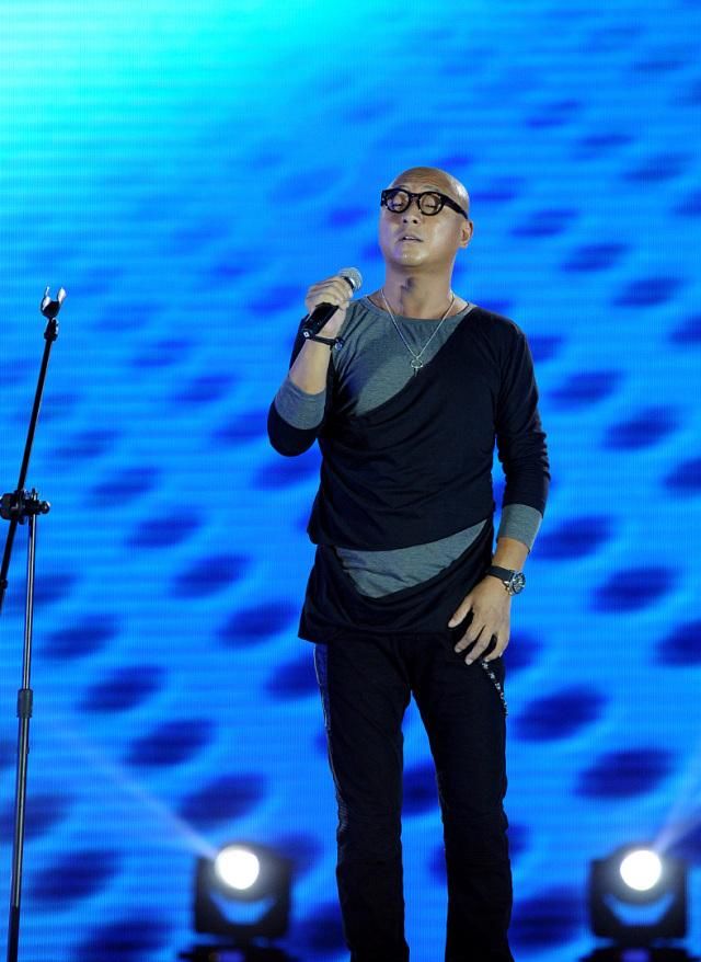 他是吴京发小,本来是当红歌手,却被吴京叫来演《战狼》大反派_周晓鸥