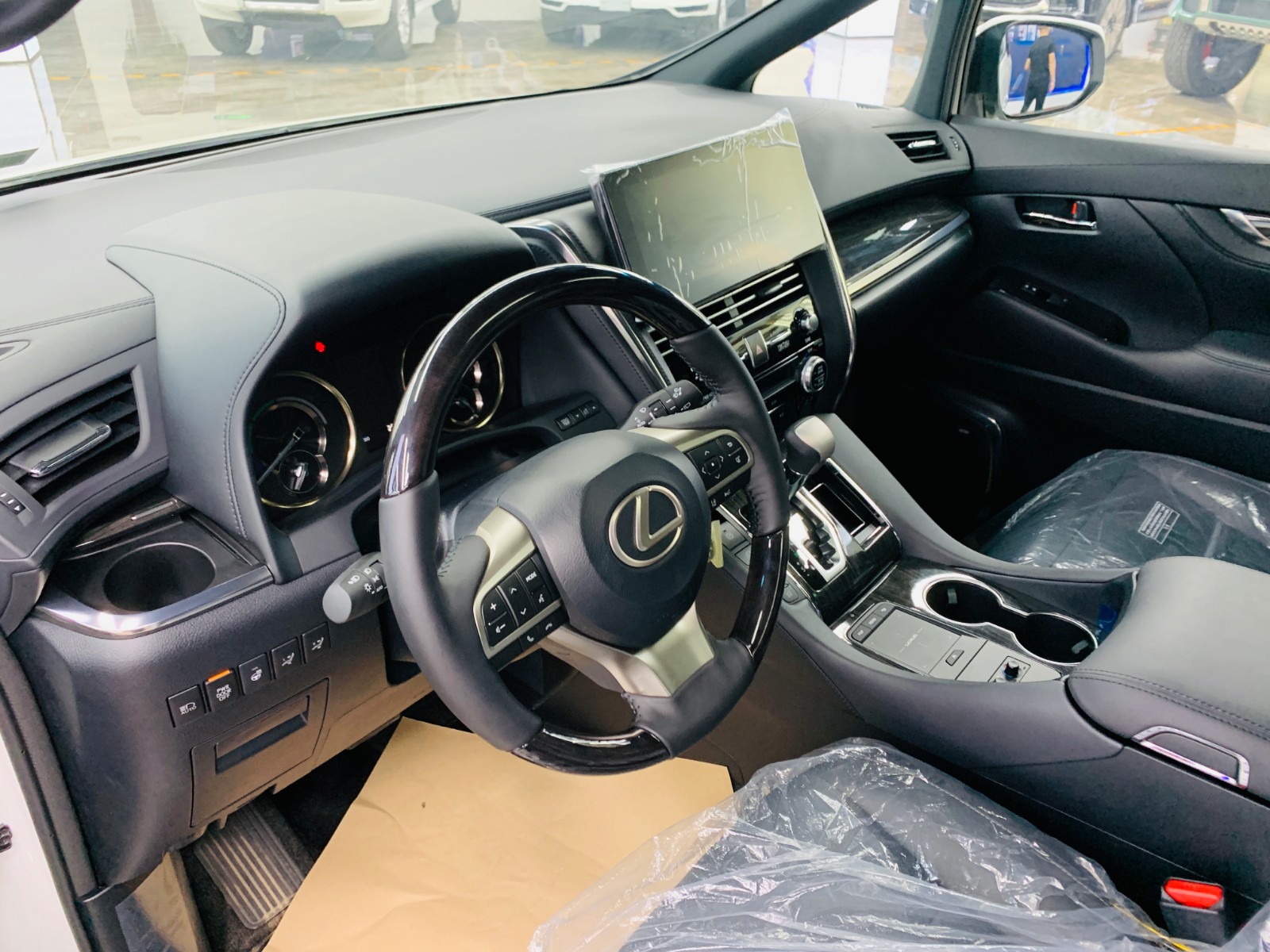 全新雷克萨斯lm300现车优惠 七座商务车