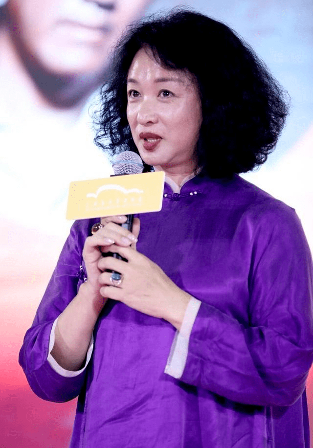 金星新做了泡面头好富态穿紫色宽松旗袍亮相简约之中透着高级