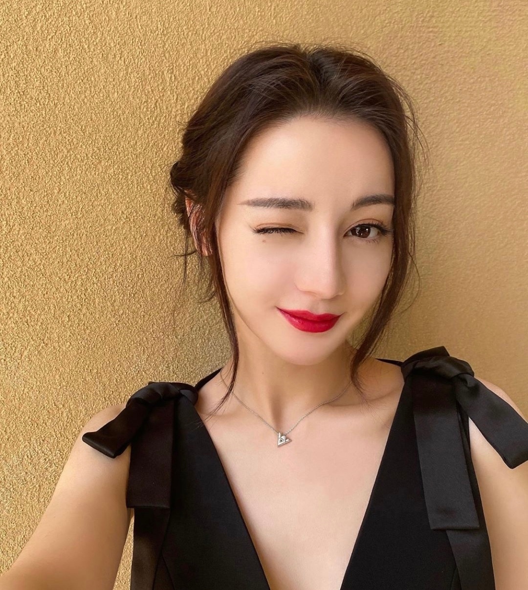 迪丽热巴表情包风波后晒自拍 穿深v黑裙眨眼心情好