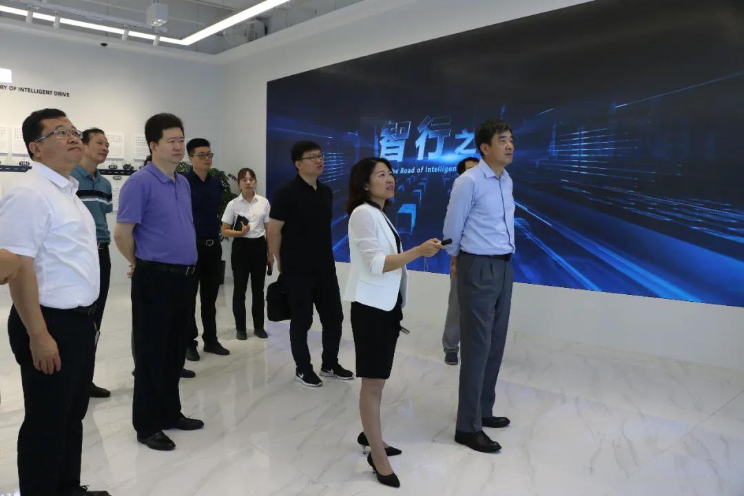 区智 控中心,区政府副区长王执晴向叶定达一行介绍了相城区的区位优势