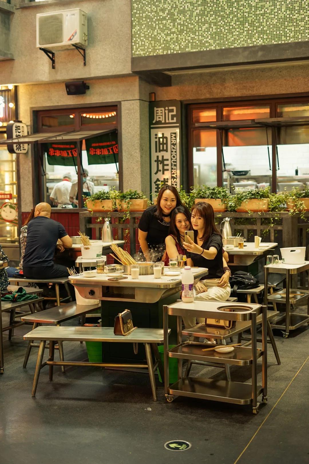 穿越回90年代的社区大院吃串儿喝啤酒吹壳子