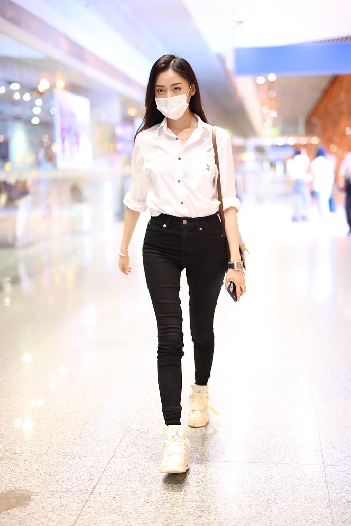 张天爱黑白look简单又高级 提醒粉丝小心超有爱