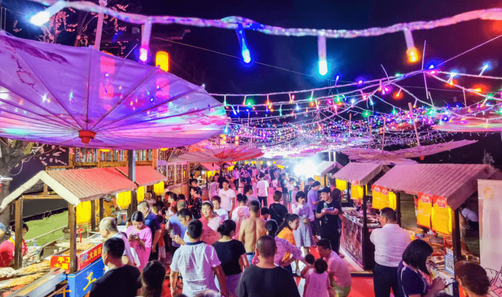 夜市上琳琅满目的小吃近期,关圣古镇通过举办"三国夜市""七夕夜市"等