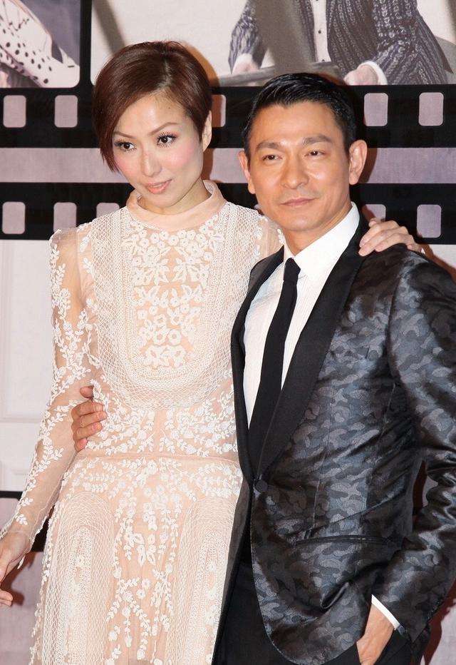原创郑秀文与刘德华合影一袭裸色蕾丝连衣裙配短发平板身材更高级