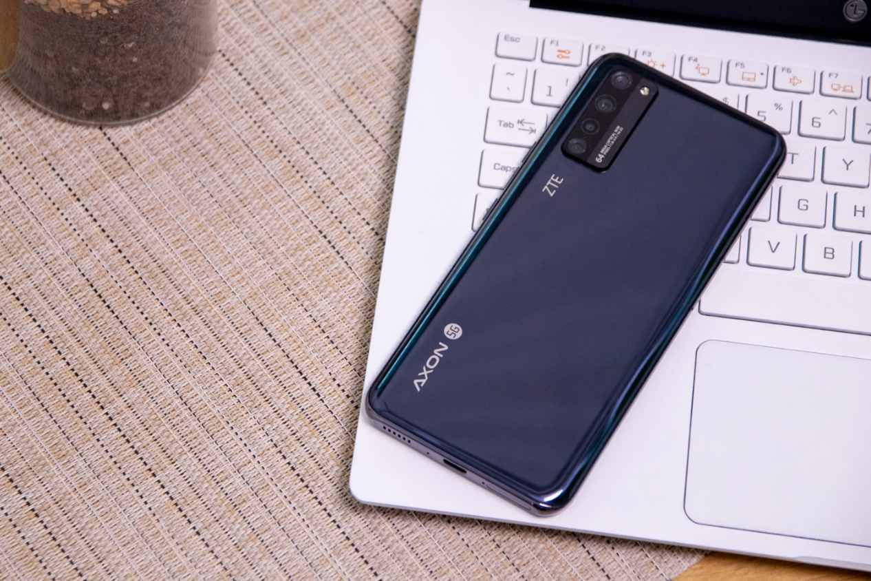 将黑科技变成现实首款屏下摄像头手机中兴a20评测