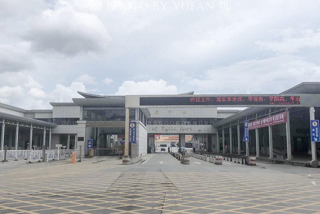 云南瑞丽封城第四天,被封城中的重庆小伙实拍街景,十街九空