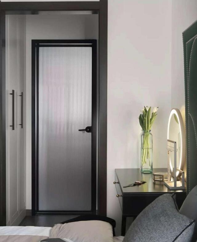 家里还在用磨砂玻璃门吗?现在流行竖纹压花玻璃门,黑边框,好看