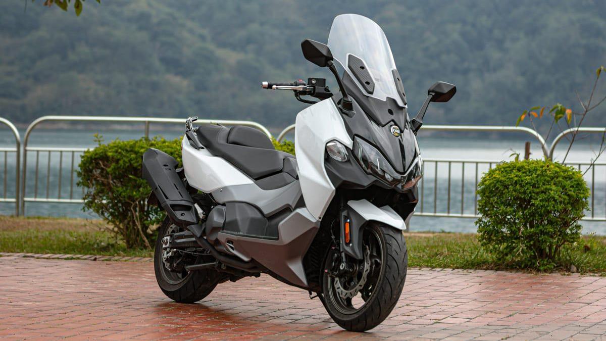 大型运动踏板摩托车通勤跑山皆宜的双缸大绵羊